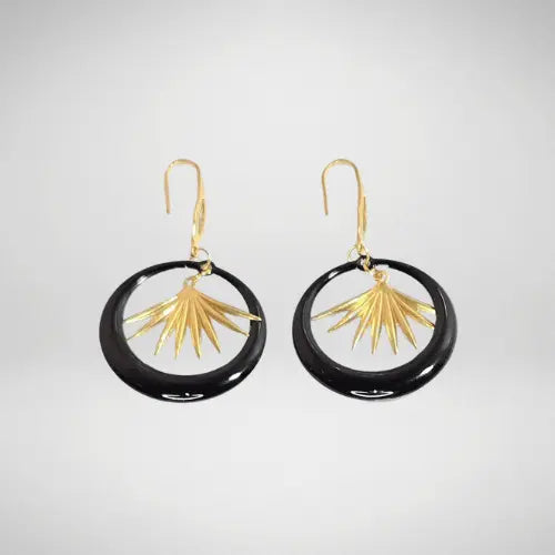 Boucles d'oreilles dorées artisanales en résine noir et pampille dorée