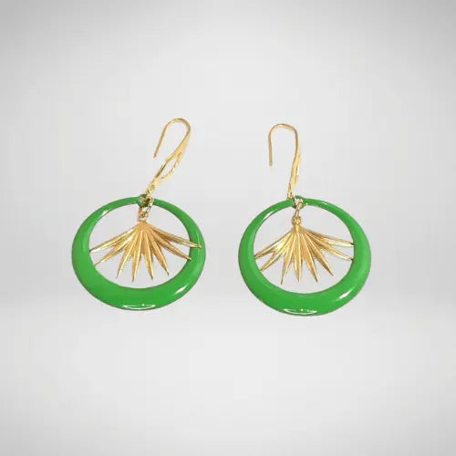 Boucles d'oreilles dorées artisanales en résine vert et pampille dorée