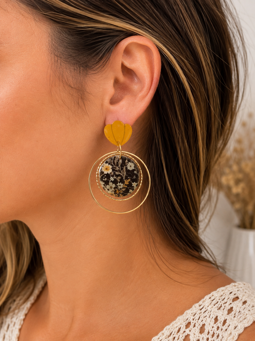 Boucles d'oreilles double anneau doré fleurs moutarde "Halo Fleuri"