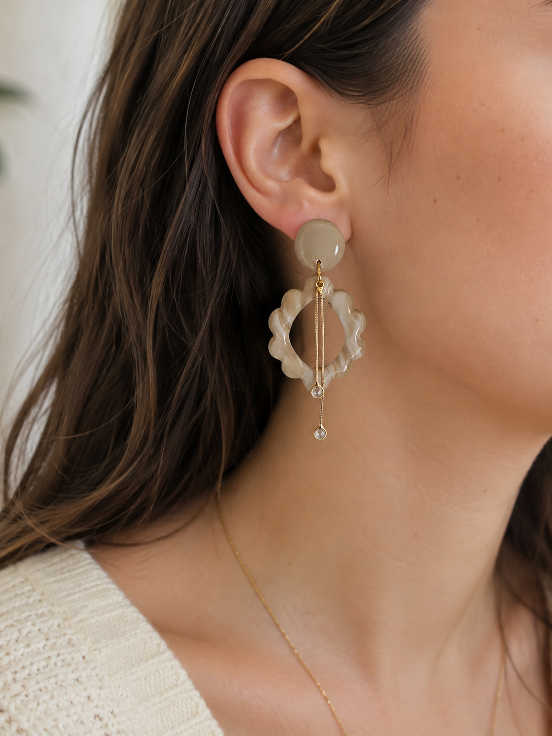 Boucles d'oreilles anneau ondulé taupe et chaînette "Brume Dorée"