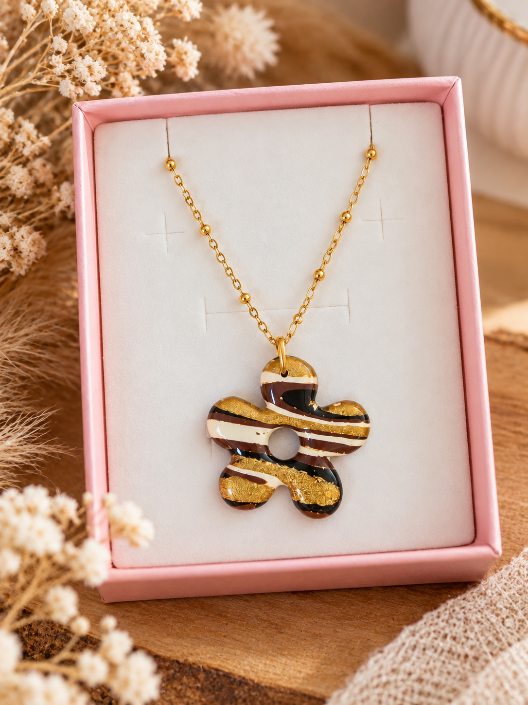Collier fleur marbrée marron écru et doré présenté dans un écrin rose, Créa Gégé