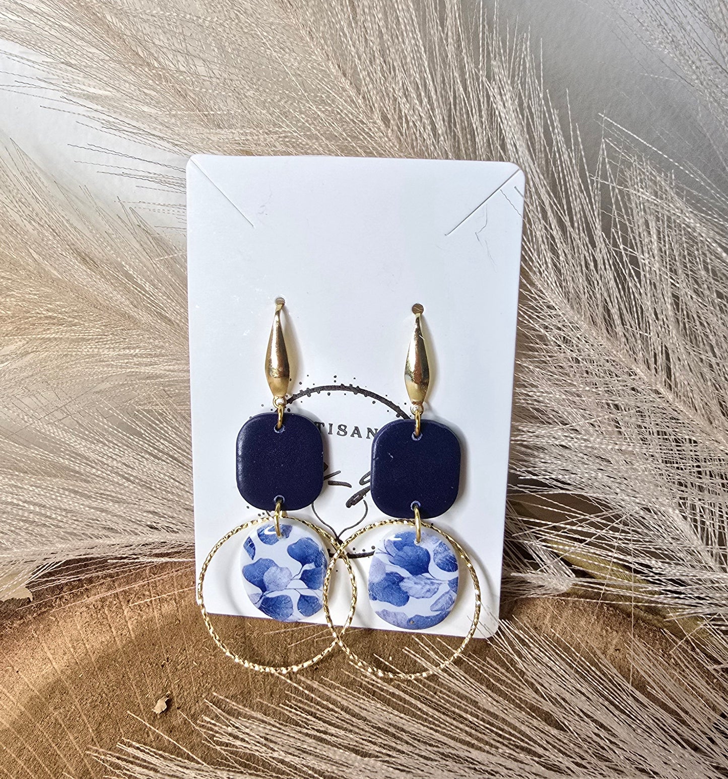 Boucles d’oreilles florale artisanales-collection élégance bleu acier inoxydable et pâte polymère