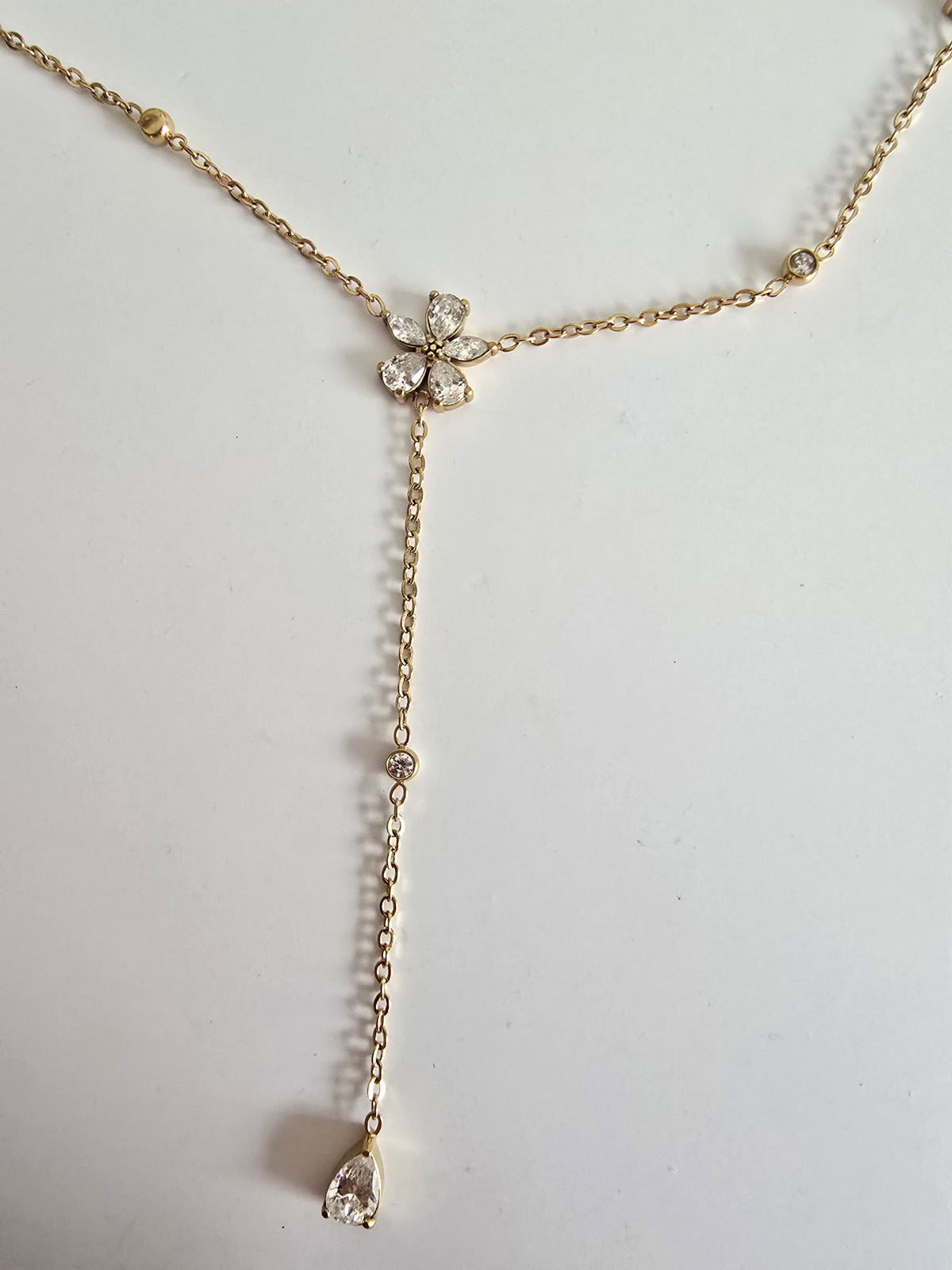 Collier Y fleur en acier inoxydable doré serti de strass