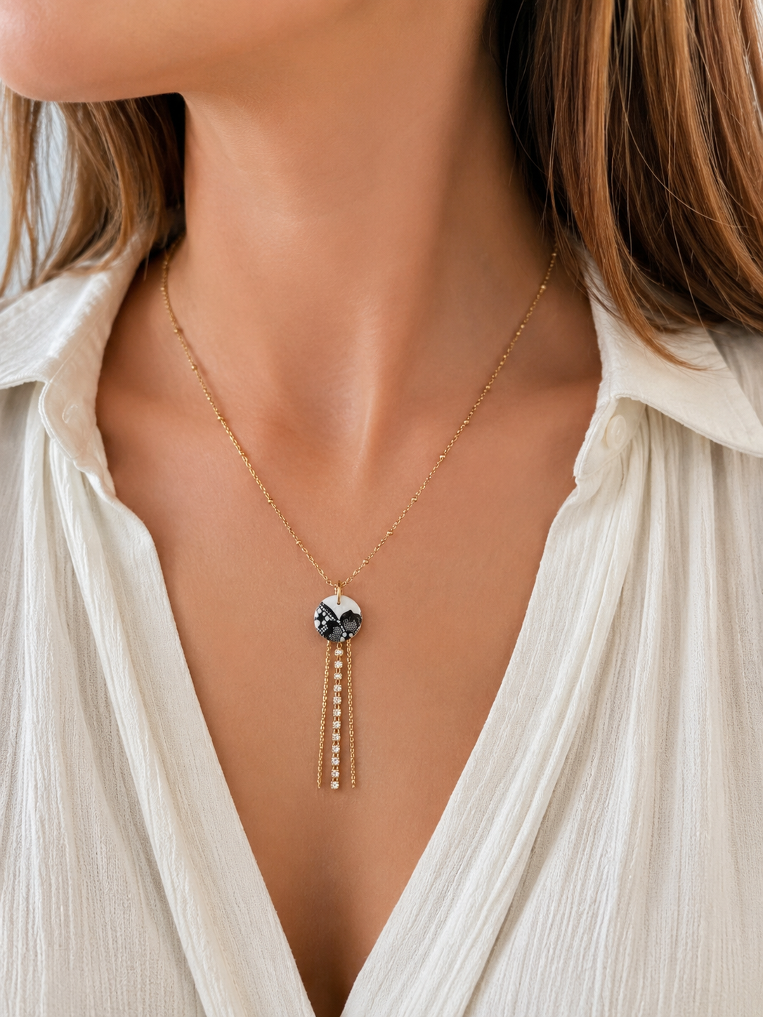 Collier pendentif en acier inoxydable doré et pâte polymère résinée effet dentelle 45cm