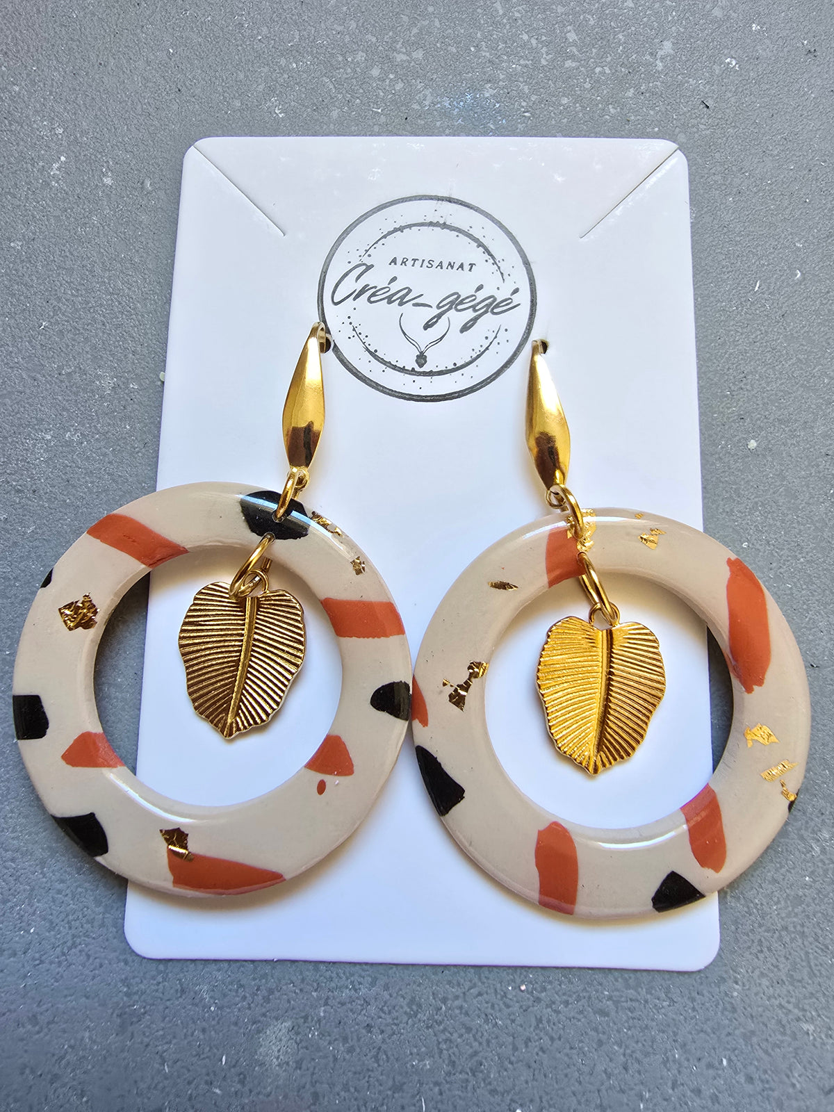 Boucles d'oreilles pendantes anneaux terrazzo & feuille dorée