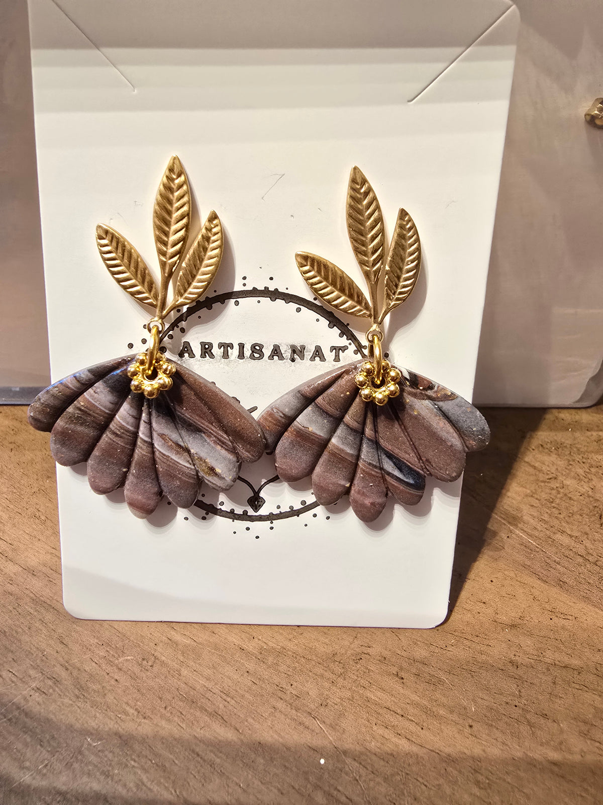Boucles d'oreilles pendantes éventail marbré taupe & feuilles dorées