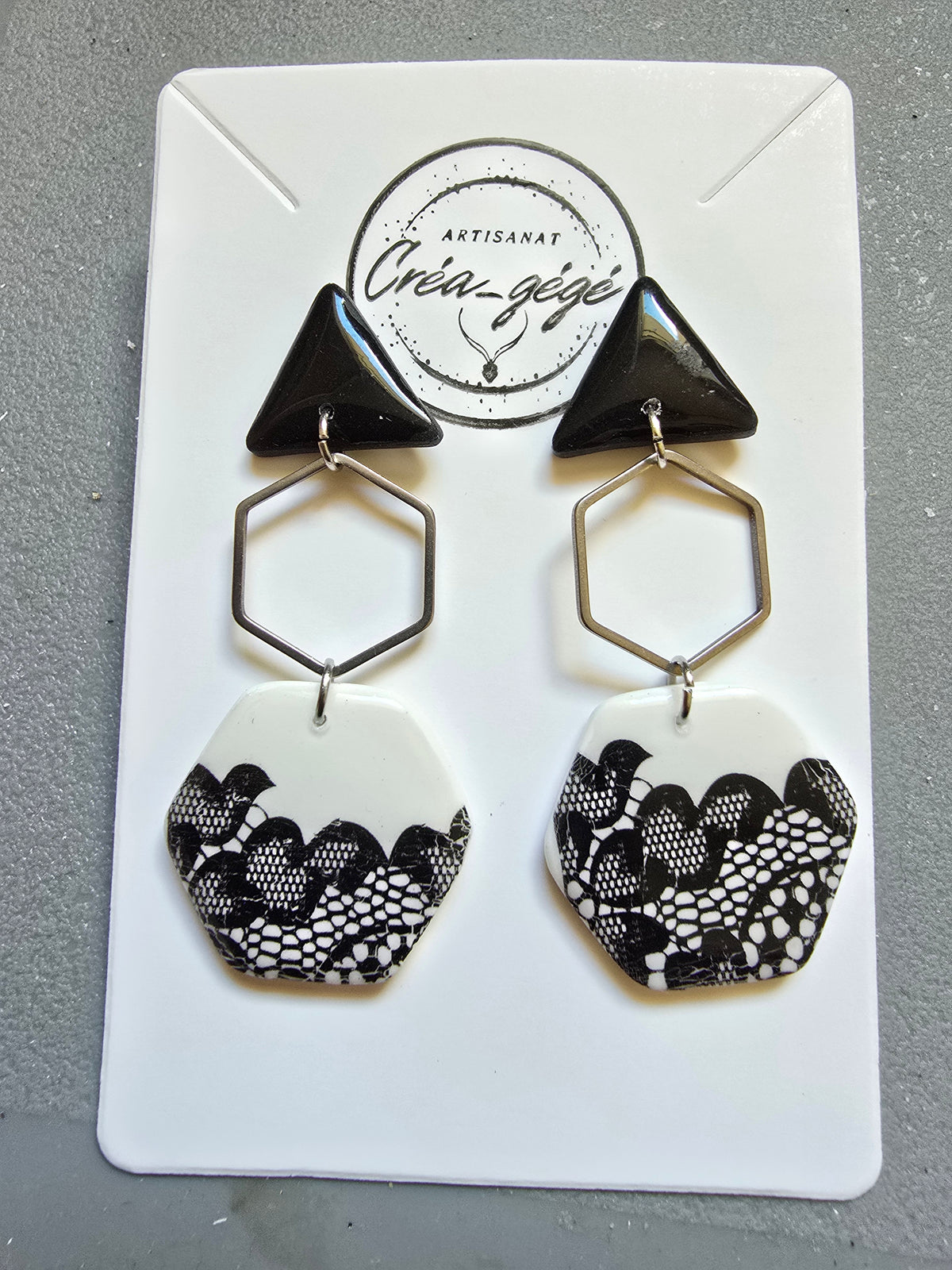 Boucles d'oreilles pendantes hexagone dentelle noire & blanche