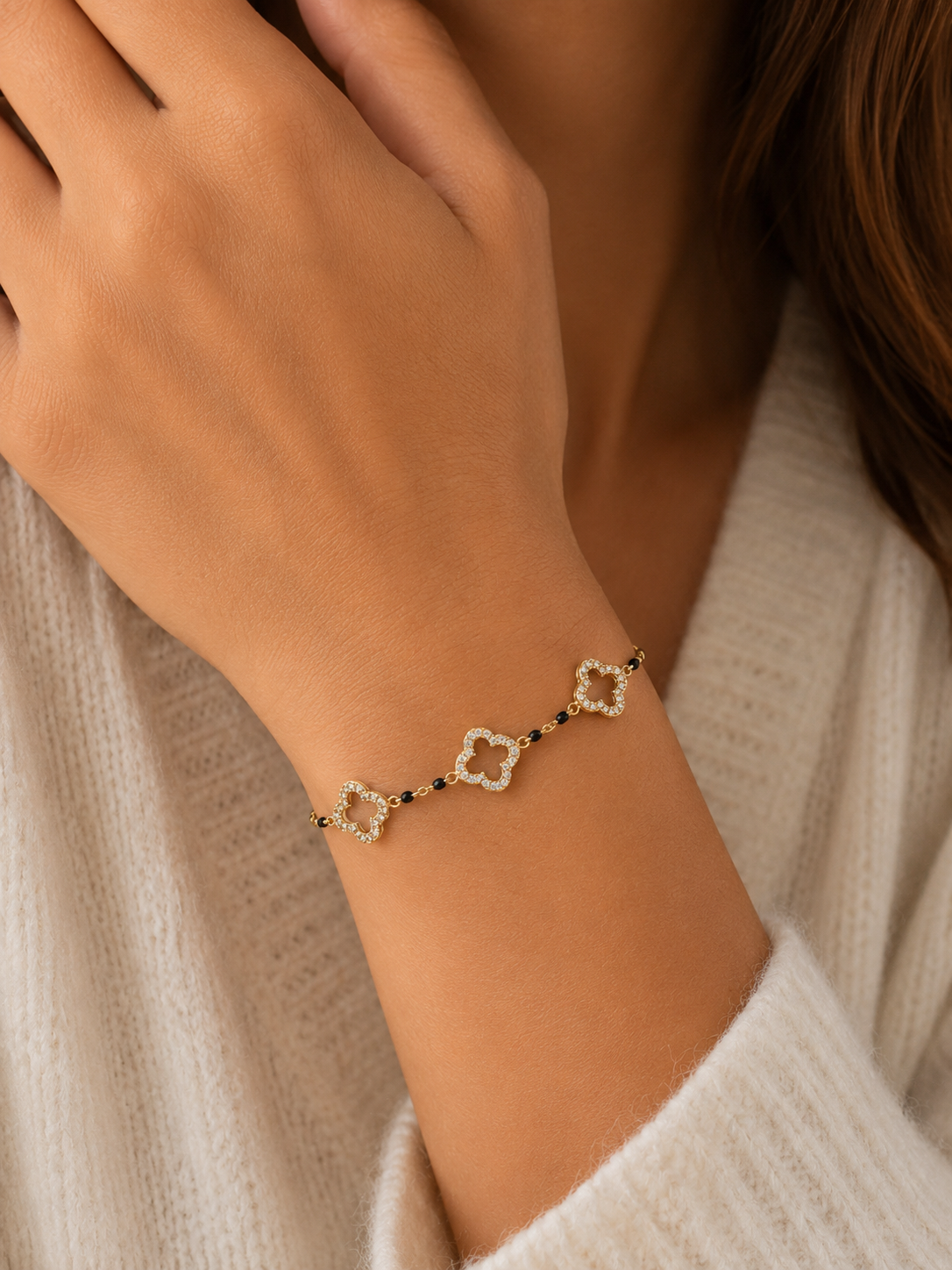 Bracelet ajustable trèfle en acier inoxydable doré serti de strass
