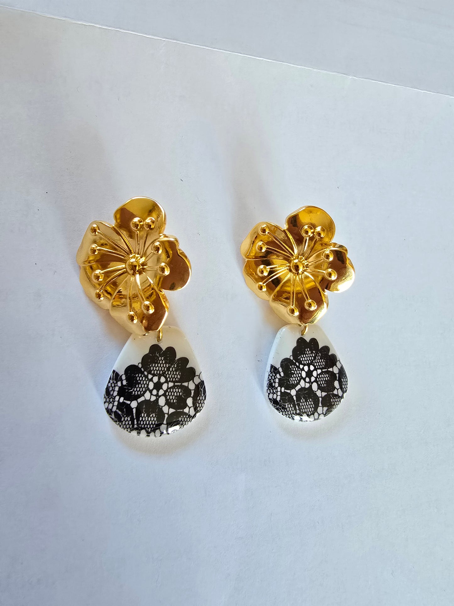 Boucles d'oreilles pendantes fleur en acier inoxydable doré et pâte polymère résinée effet dentelle