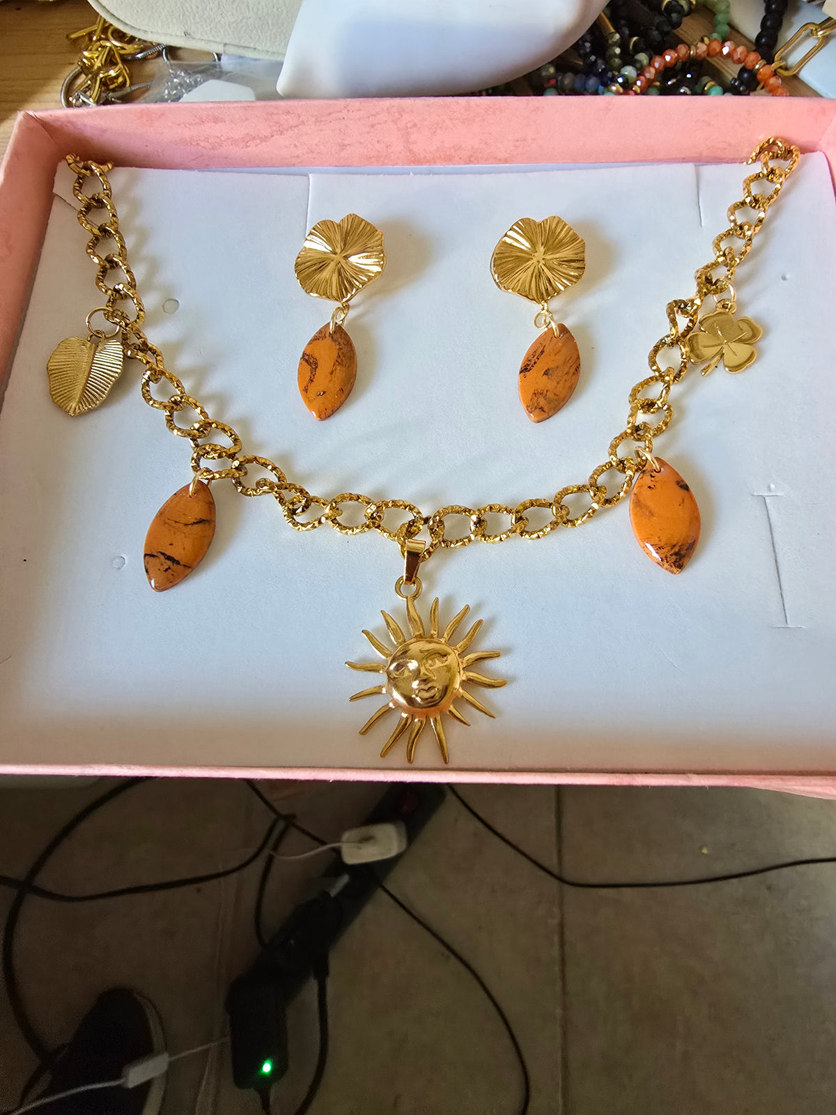 Parure Soleil Cognac – Collier et Boucles d’Oreilles Dorées Fait Main