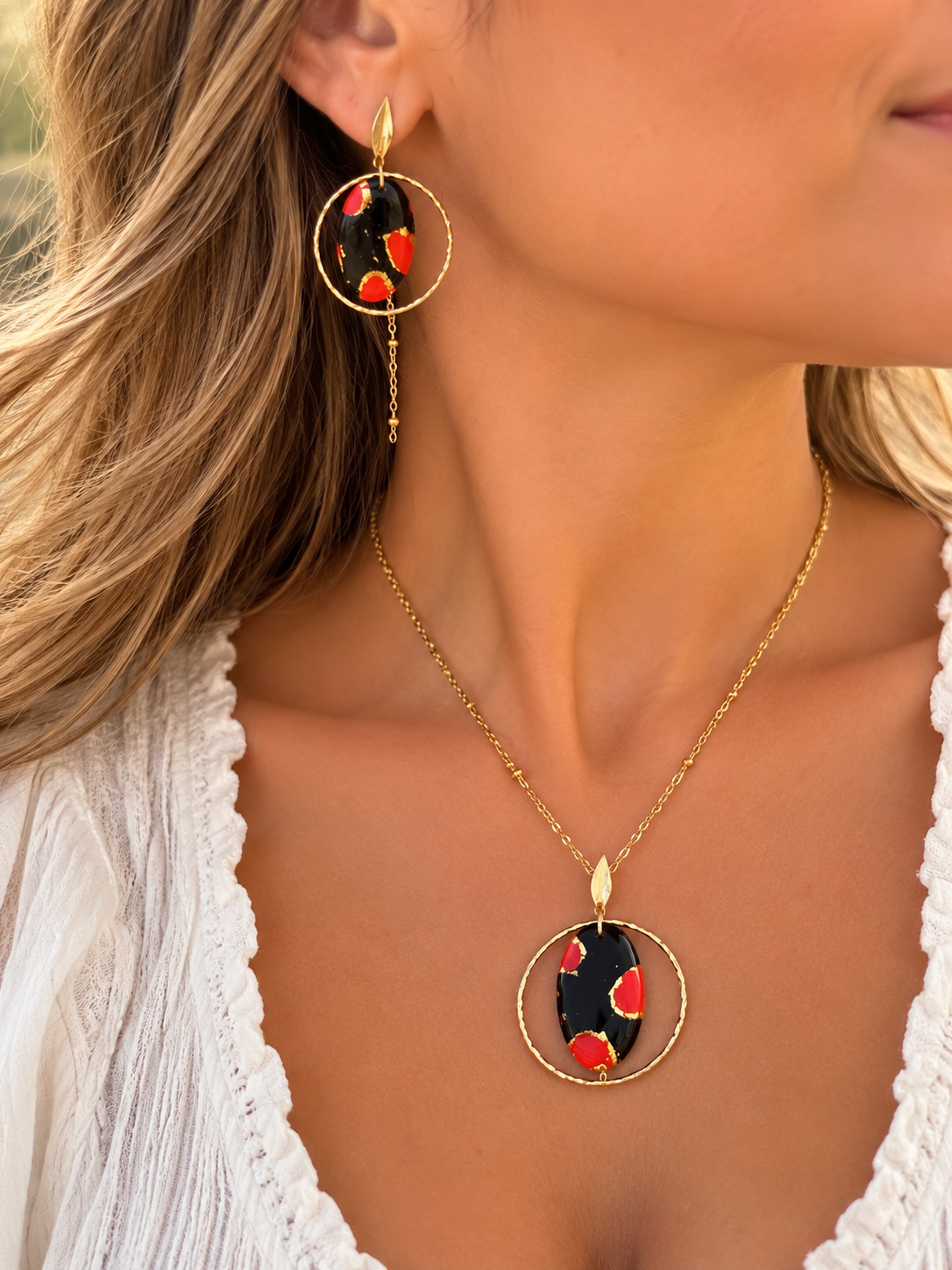 Parure Éclat Rouge & Noir – Collier et Boucles d’Oreilles Dorées Fait Main