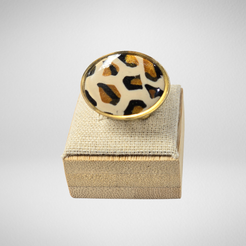 Bague pâte polymère artisanale ovale vue socle
