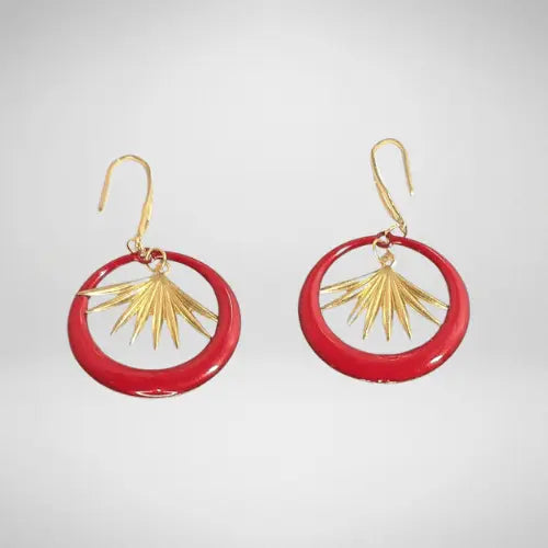 Boucles d'oreilles dorées artisanales en résine rouge et pampille dorée