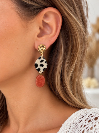 Boucle d’oreille portée d’une paire asymétrique léopard et terracotta métallisé, création Créa Gégé