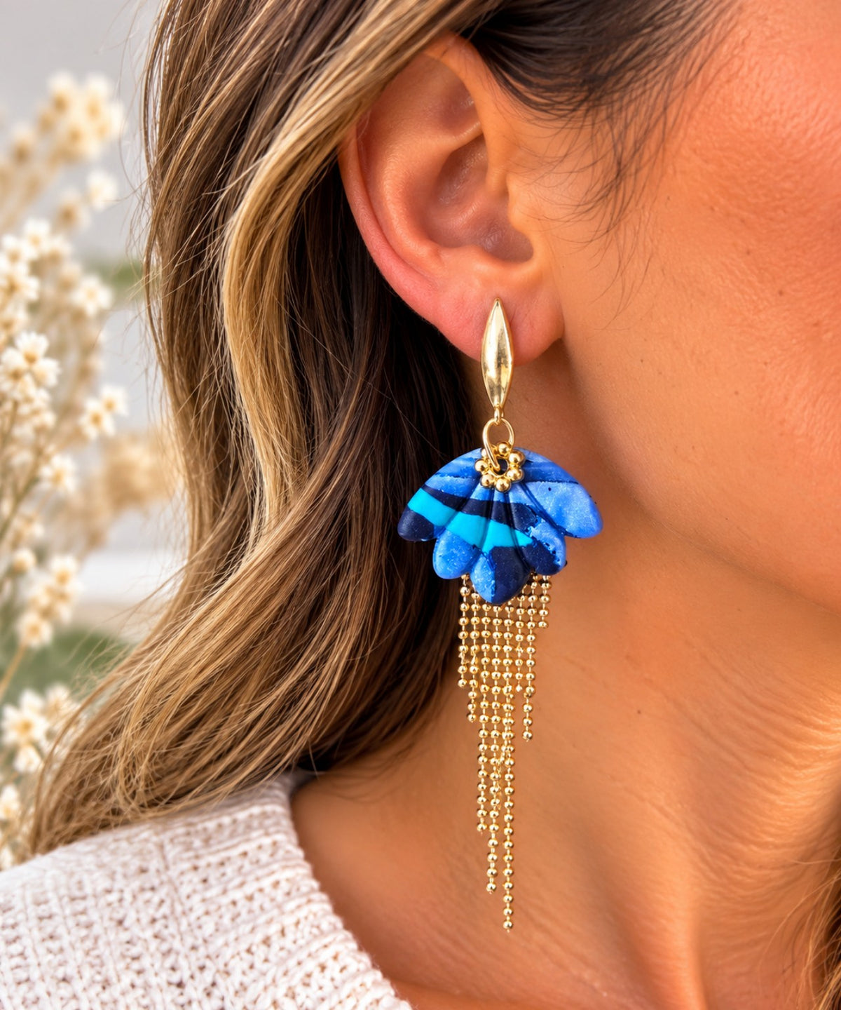 Boucles d’oreilles bleues marbrées à franges dorées de 9 cm portées – Crea Gege