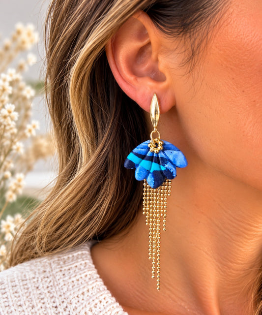 Boucles d’oreilles bleues marbrées à franges dorées de 9 cm portées – Crea Gege