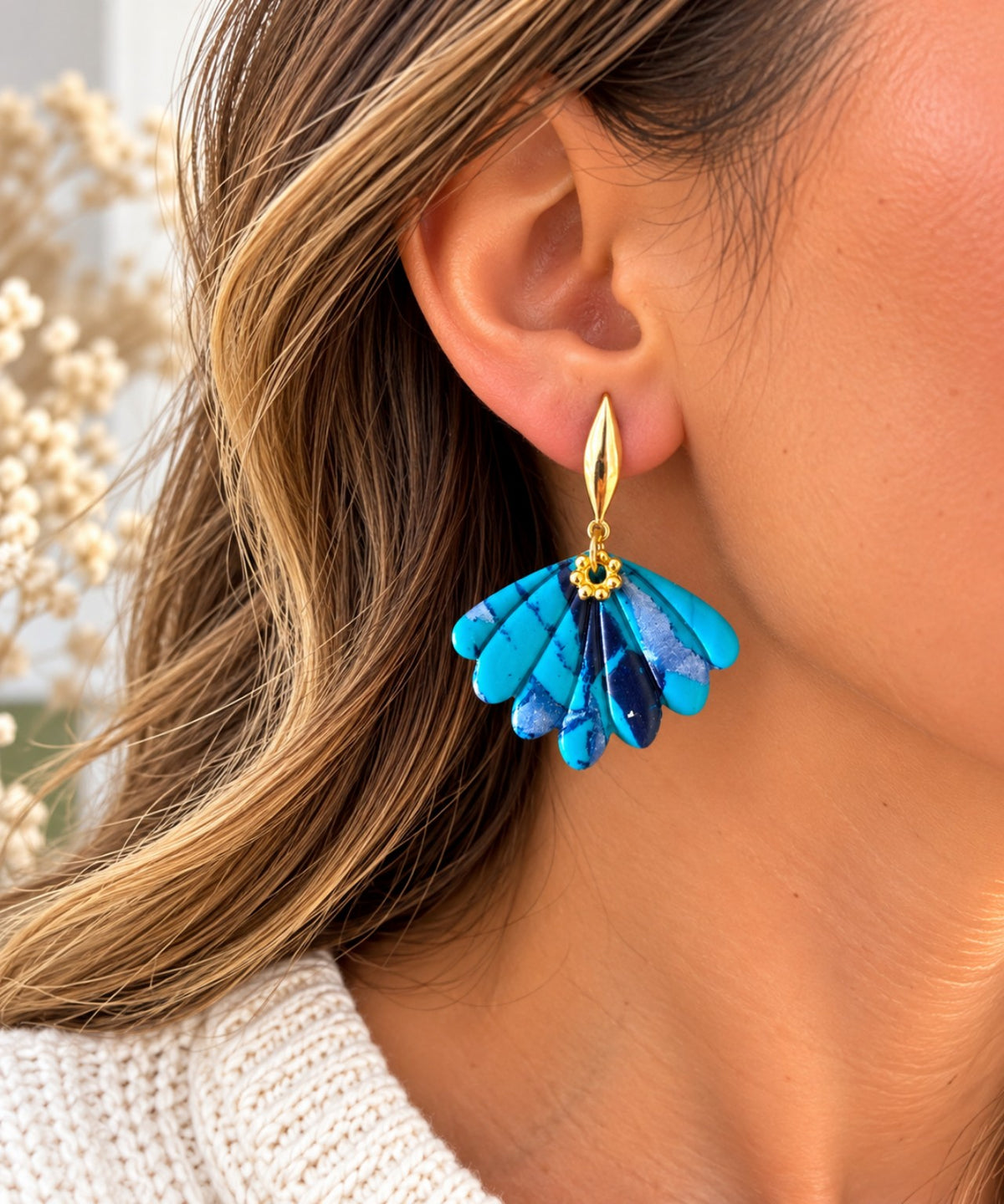 Boucle d’oreille fleur bleue marbrée de 4,5 cm portée – Crea Gege