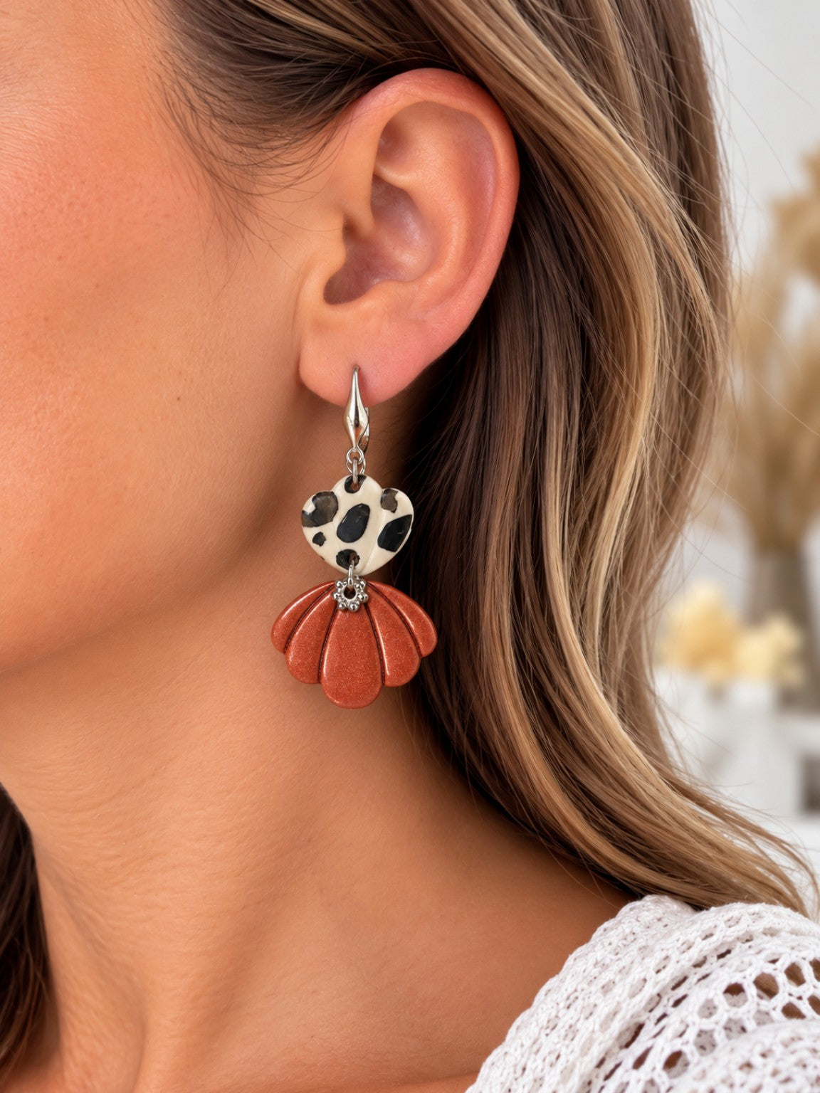 Boucle d’oreille cœur léopard et fleur terracotta métallisé portée, attache argentée – Créa Gégé