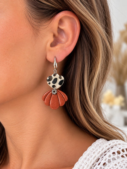 Boucle d’oreille cœur léopard et fleur terracotta métallisé portée, attache argentée – Créa Gégé
