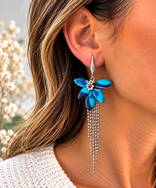 Boucles d’oreilles bleues marbrées avec pampilles argentées portées