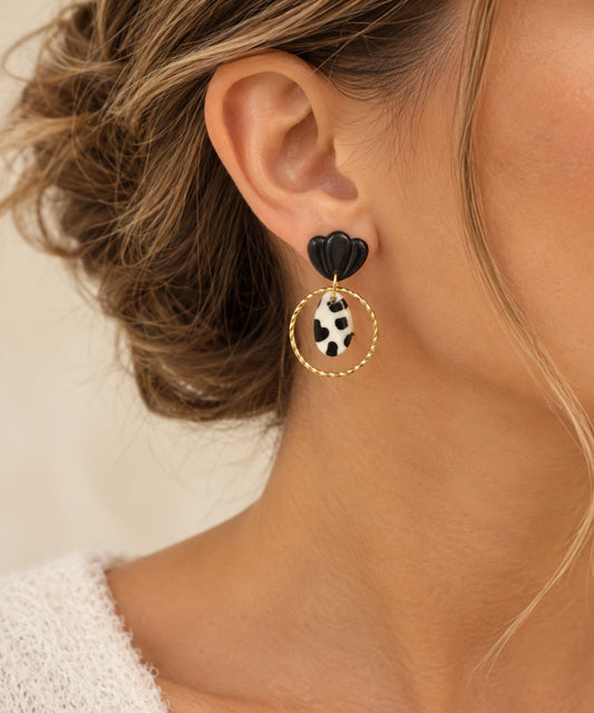 Boucle d’oreille noire à puce éventail, anneau doré texturé et pampille léopard – Créa Gégé