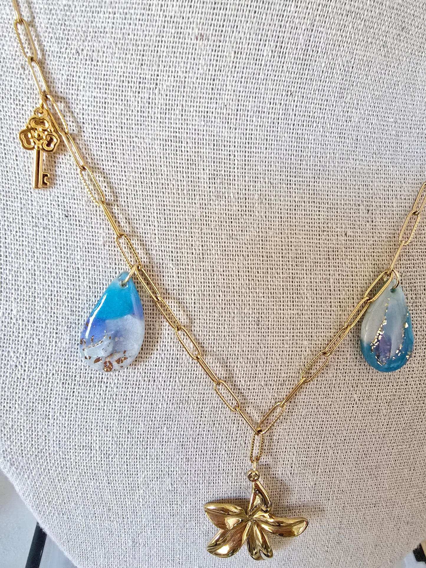 Collier charms bleu océan - vue 2 - Créa Gégé