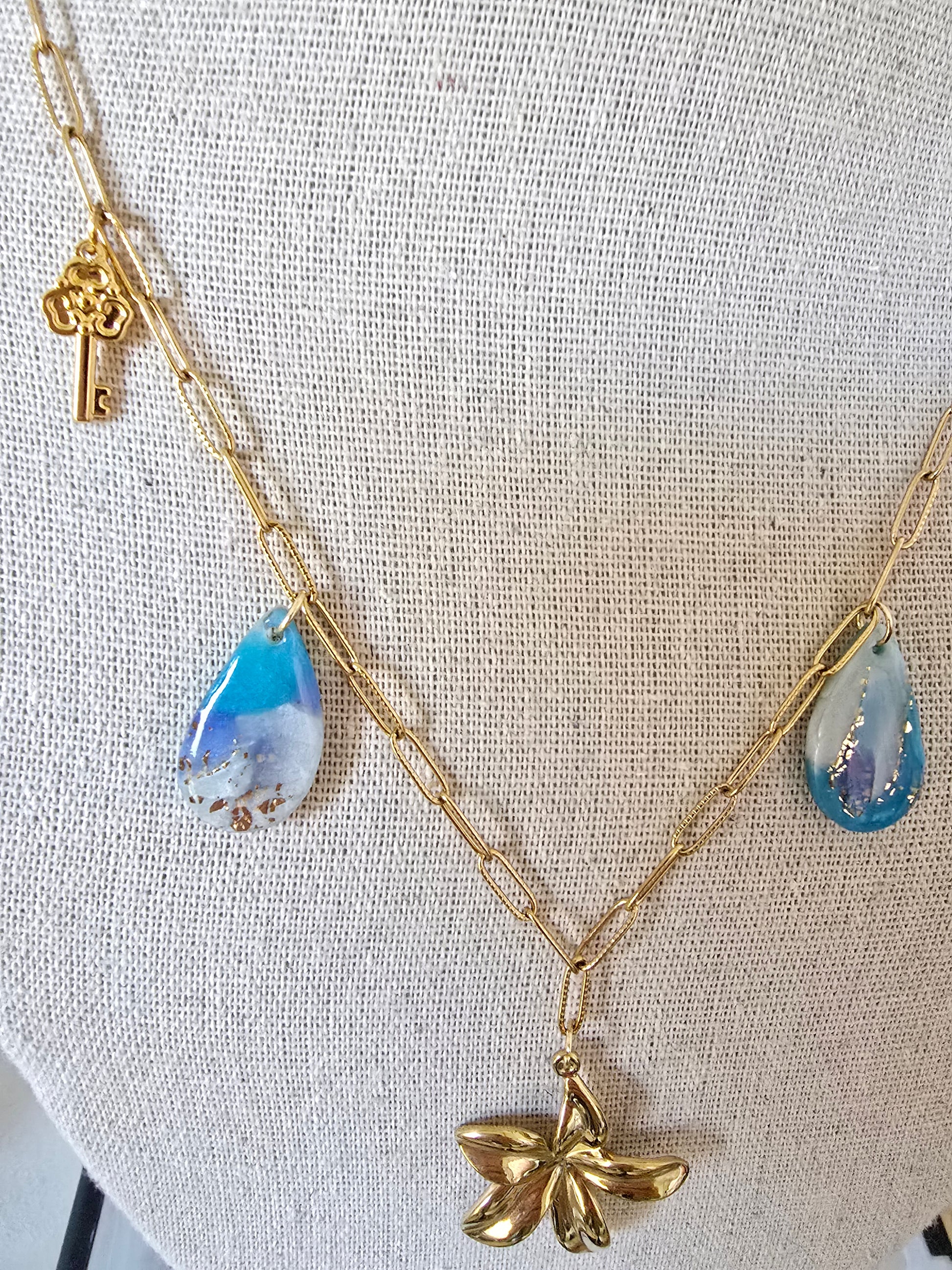 Collier charms bleu océan - vue 2 - Créa Gégé