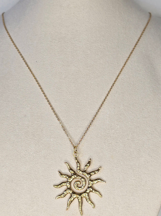 Collier soleil doré en acier inoxydable-Pendentif rayonnant, bijou élégant et intemporel - vue 2 - Créa Gégé