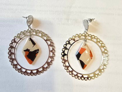 Boucles d'oreilles médaillon soleil en acier inoxydable argenté et pâte polymère résinée effet mosaïque orange