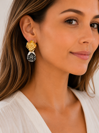 Boucles d'oreilles pendantes fleur en acier inoxydable doré et pâte polymère résinée effet dentelle