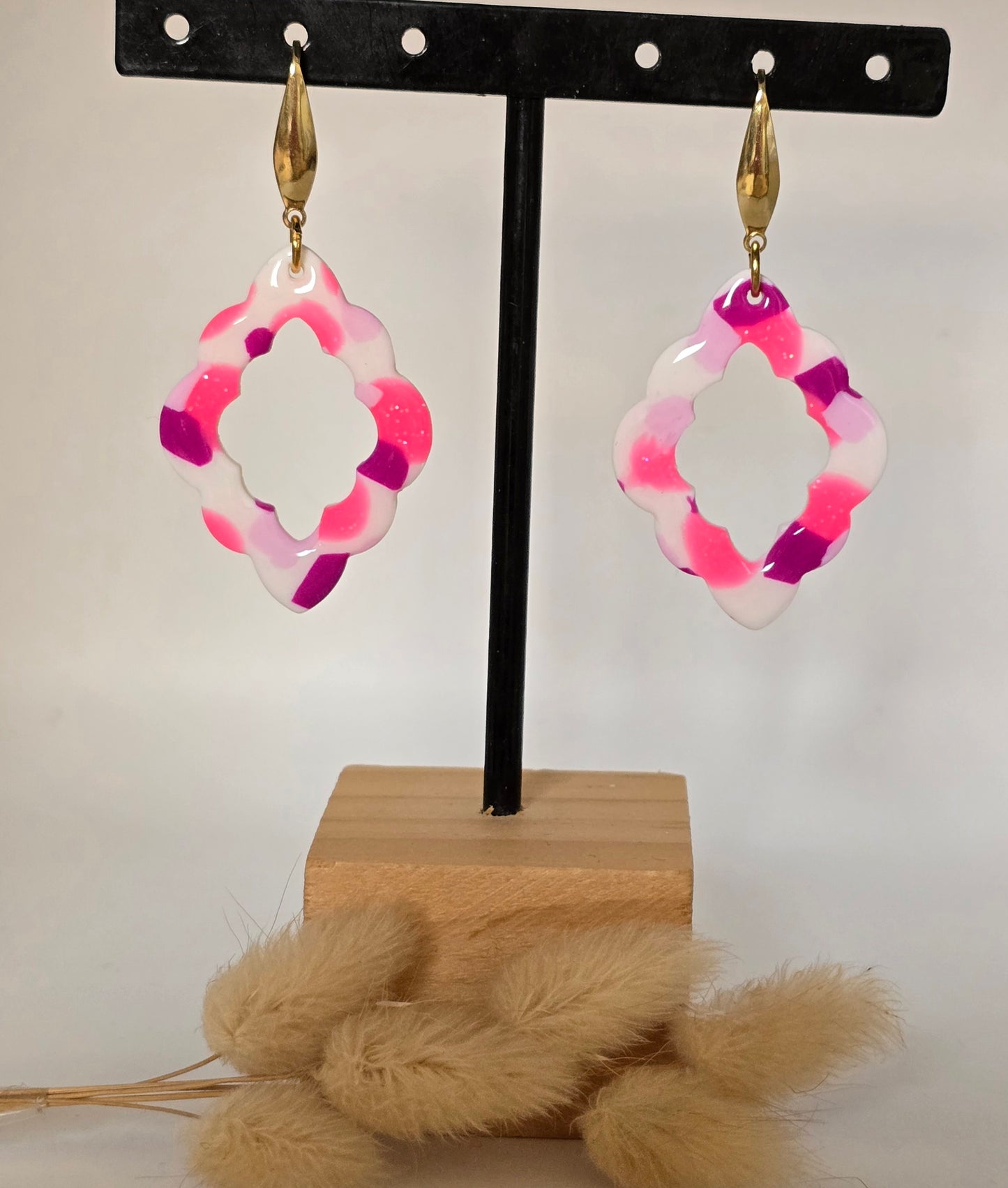 Boucles d’oreilles en pâte polymère résiné marbré de rose et blanc - vue 3 - Créa Gégé