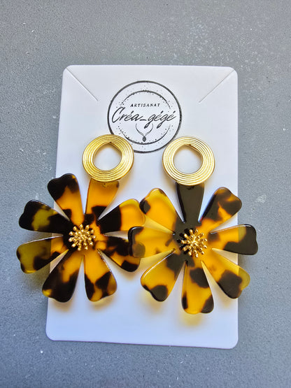 Boucles d'oreilles pendantes fleur XXL en résine - Plusieurs coloris