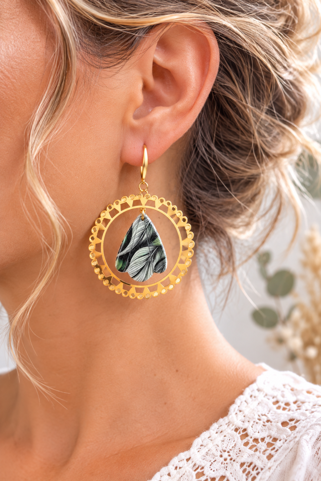 Boucles d'oreilles médaillon soleil en acier inoxydable doré et pâte polymère résinée effet marbré vert