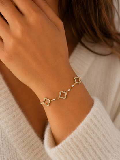 Bracelet ajustable trèfle en acier inoxydable doré serti de strass