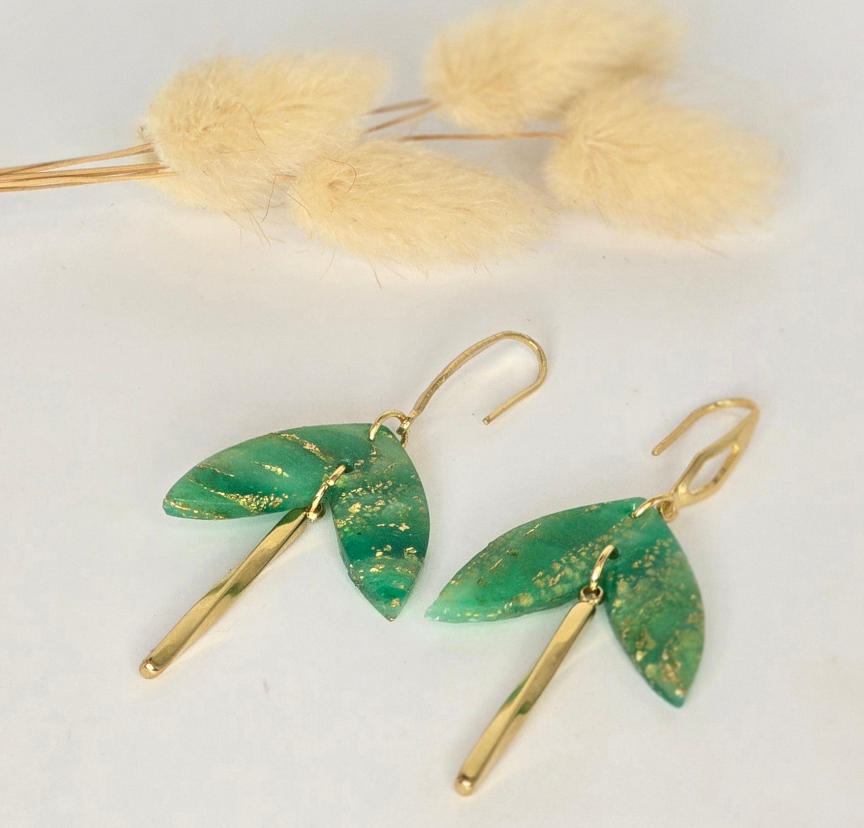 Boucles d’oreilles vert émeraude feuille d’or - vue 2 - Créa Gégé