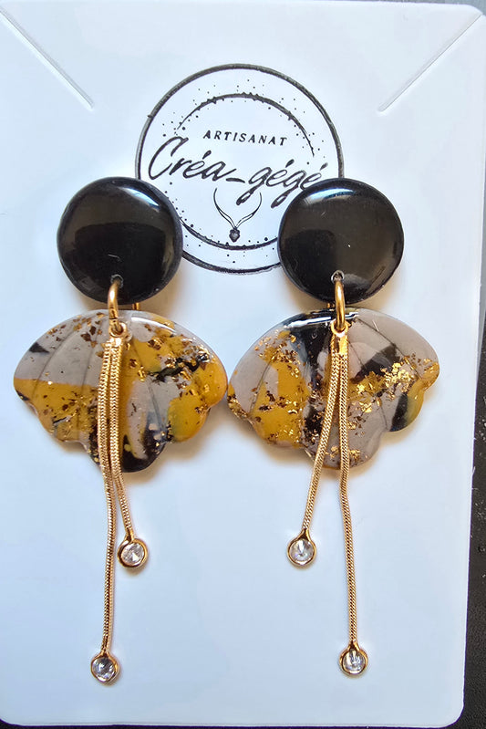 Boucles d'oreilles pendantes coquillage marbré moutarde, noir & doré