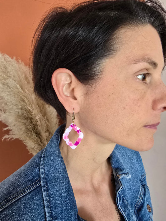 Boucles d’oreilles en pâte polymère résiné marbré de rose et blanc - Créa Gégé