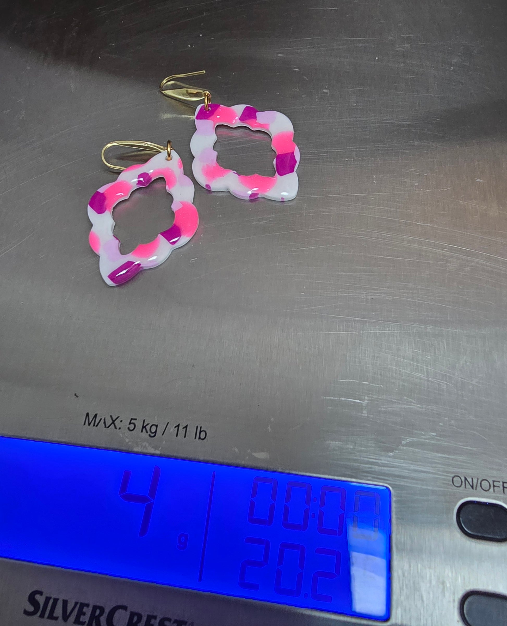 Boucles d’oreilles en pâte polymère résiné marbré de rose et blanc - vue 4 - Créa Gégé