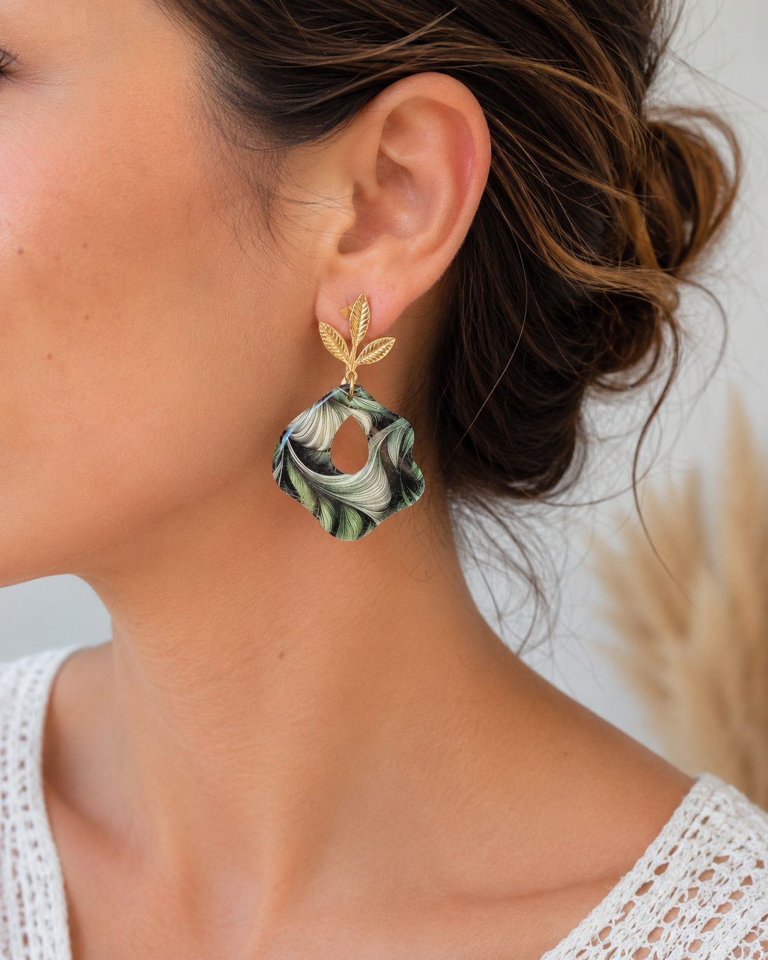 Boucles d'oreilles pendantes feuillage en acier inoxydable doré et pâte polymère résinée effet marbré vert