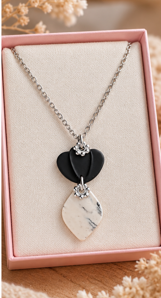 Collier noir et blanc marbré à pendentif éventail – Créa Gégé