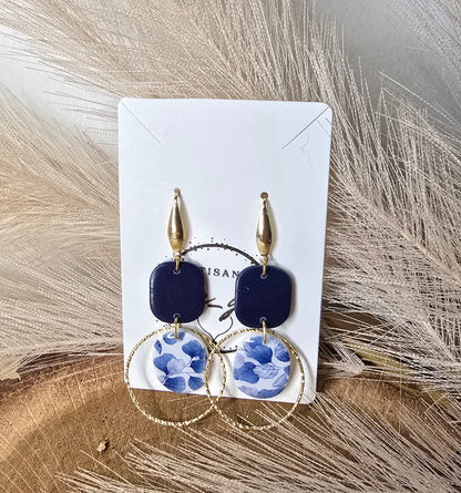 Boucles d’oreilles florale artisanales-collection élégance bleu acier inoxydable et pâte polymère