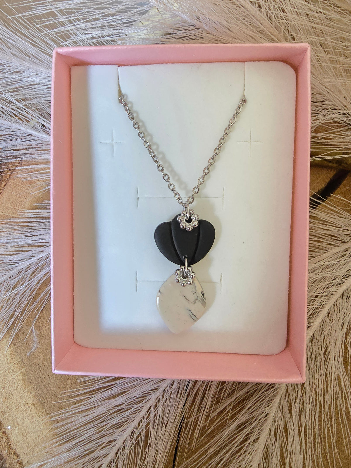 Collier noir et blanc marbré à pendentif éventail – Créa Gégé