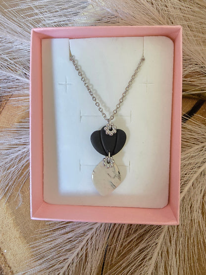 Collier noir et blanc marbré à pendentif éventail – Créa Gégé
