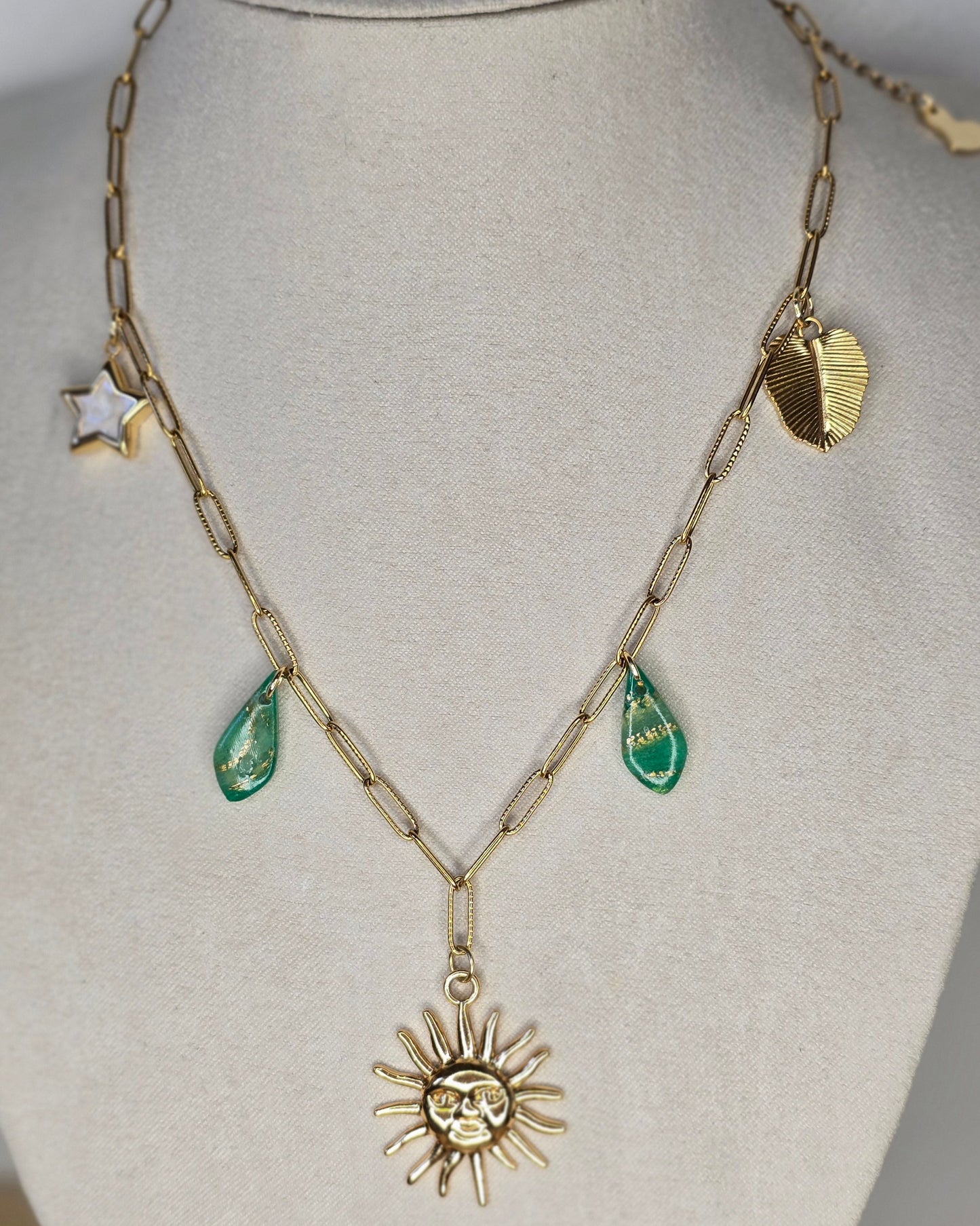 Collier Soleil doré et gouttes vert émeraude - vue 2 - Créa Gégé