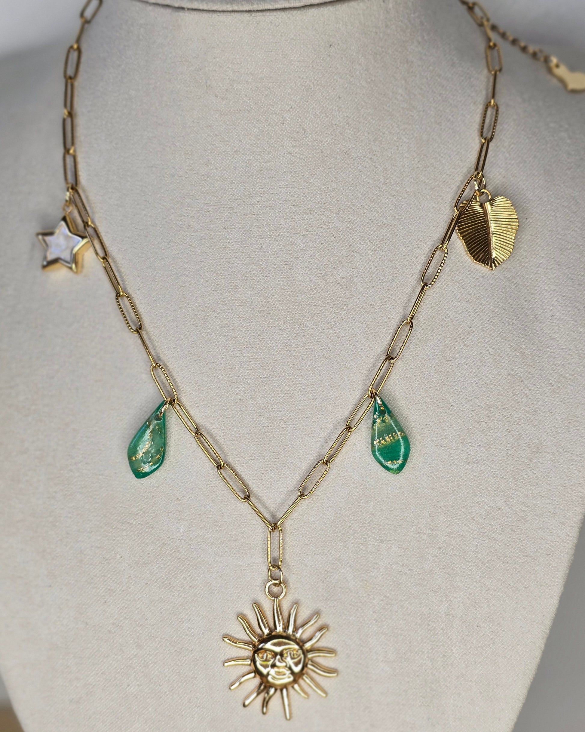 Collier Soleil doré et gouttes vert émeraude - vue 2 - Créa Gégé