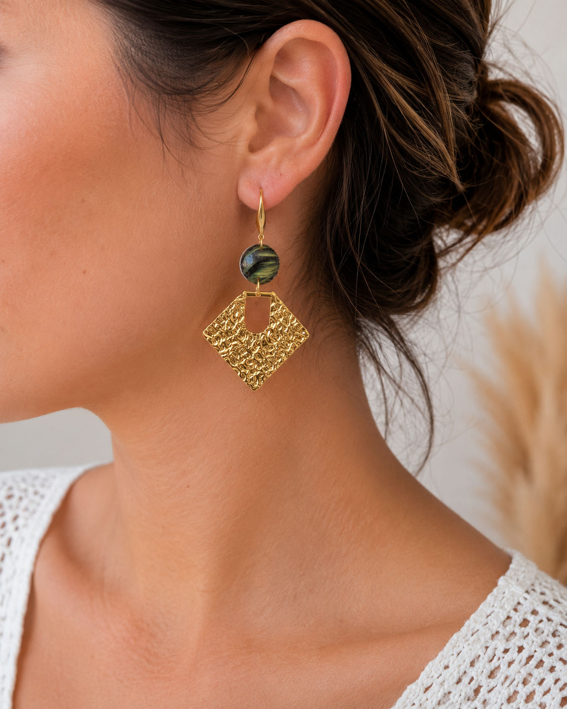 Boucles d'oreilles pendantes losange martelé en acier inoxydable doré et pâte polymère résinée effet marbré vert