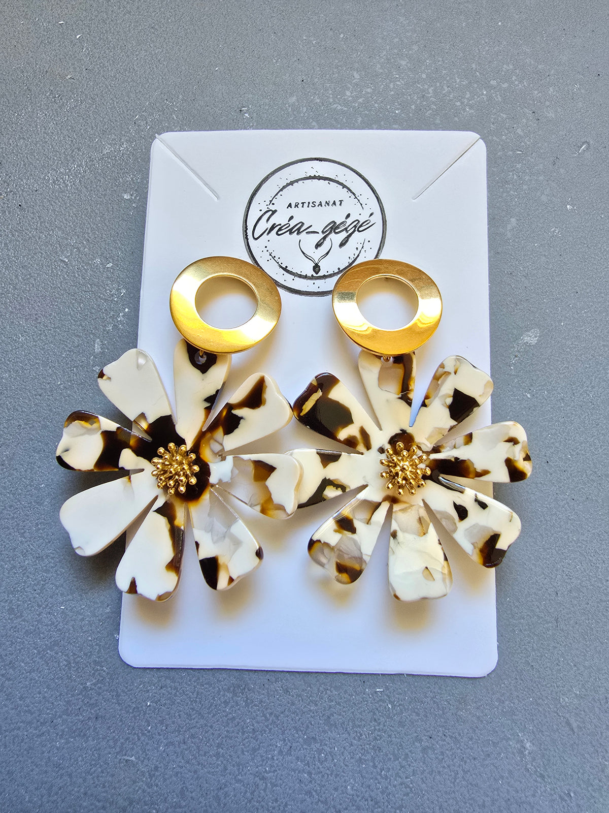 Boucles d'oreilles pendantes fleur XXL en résine - Plusieurs coloris