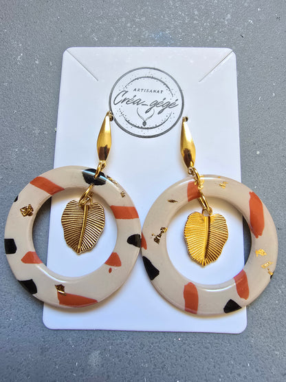Boucles d'oreilles pendantes anneaux terrazzo & feuille dorée