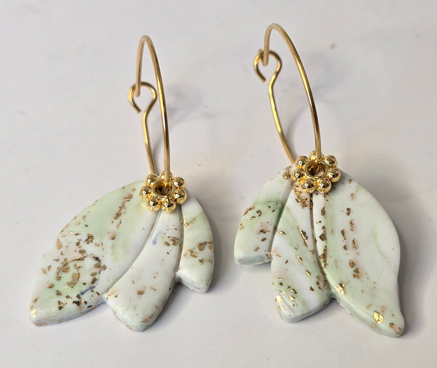 Boucles d’oreilles vert amande incrusté de feuilles d'or - Acier inoxydable