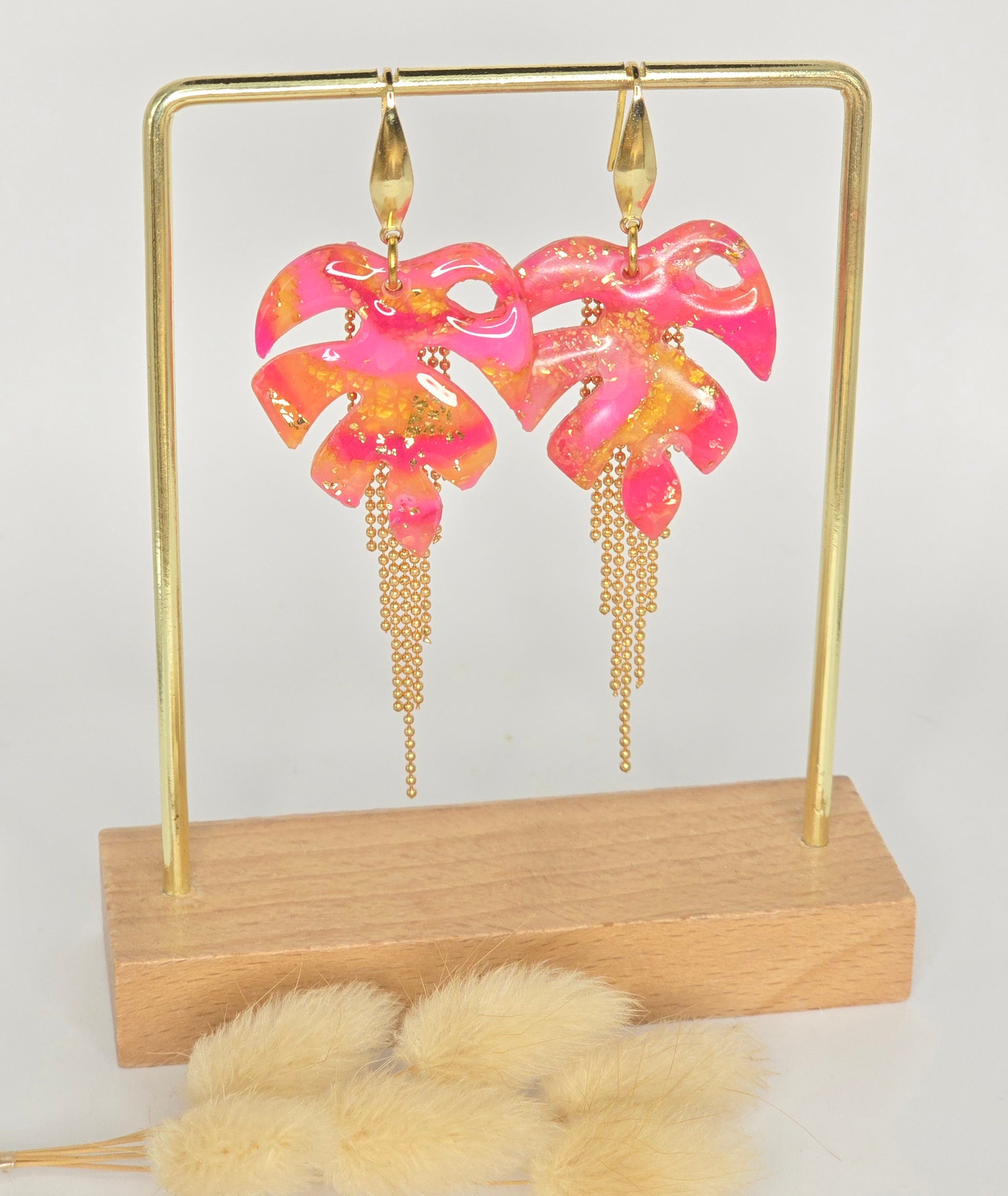 Boucles d’oreilles feuilles tropicale rose et orange résine. - Créa Gégé
